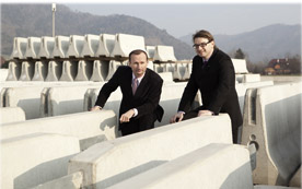 Maba-Geschäftsführer Bernhard Rabenreither und Vertriebsleiter Tiefbau Daniel Briedl. Die erfolgreichen Delta Bloc Betonfertigteile werden in den Maba-Werken Micheldorf (Oberösterreich) und Wöllersdorf (Niederösterreich) hergestellt.